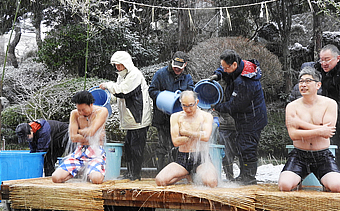 新山神社裸参り（1月）